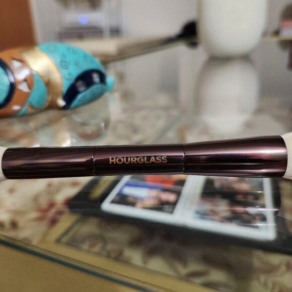 Hourglass  Ambient® Lighting Edit Dual Ended Brush - Picture 5 of 10